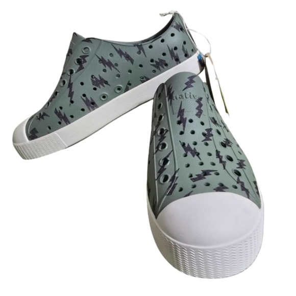 Native MISMATCH SIZE 1 AND 2 Jefferson Print Slip On Shoe Lightning Green NWT - Picture 7 of 13